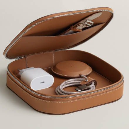 Hermès aduce luxul în zona accesoriilor tech, fără să compromită identitatea brandului Hermès aduce luxul în tech