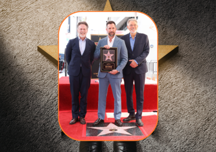 Noah Wyle stil Todd Snyder costum albastru Walk of Fame
