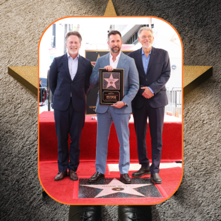 Noah Wyle stil Todd Snyder: 5 detalii elegante care definesc look-ul perfect de Walk of Fame Noah Wyle stil Todd Snyder costum albastru Walk of Fame